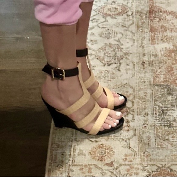 Fendi Women’s Black and Cream Raffia Wedges - Picture 10 of 10